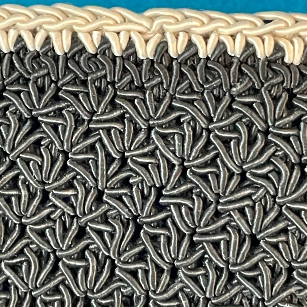 πLiz Claiborne Villager Crochet Small Crochet Crossbody Bag. Black and Beige.π - Picture 8 of 9